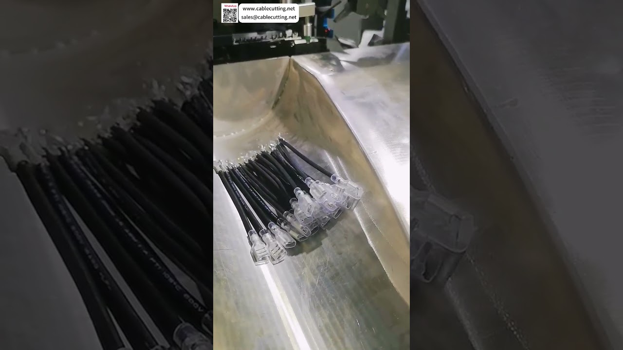 Machine universelle de sertissage et d'insertion de bornes pour boîtiers automobiles – pour faisceaux non standard
