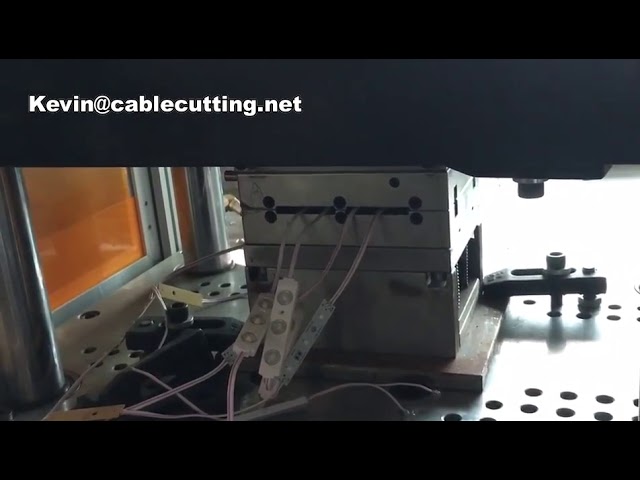 Machine d'injection plastique verticale pour boîtiers d'ampoules LED et composants de guirlandes lumineuses