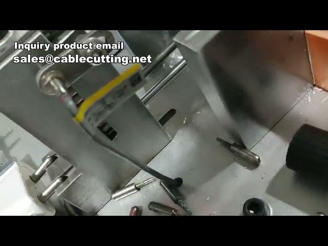 Machine de fabrication de chargeurs mobiles : installation et insertion automatiques des broches