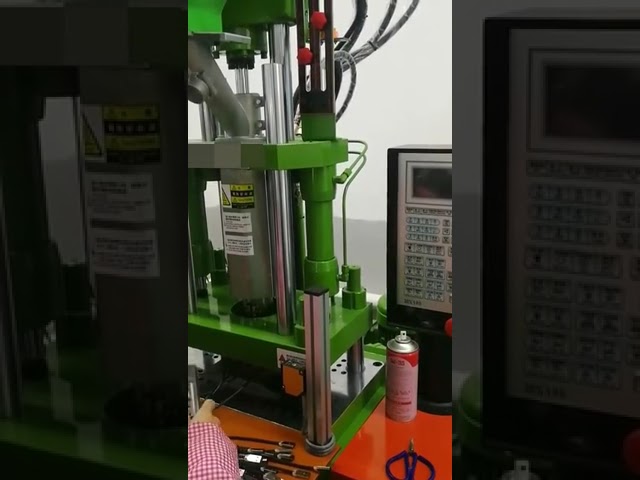 Machine de Moulage par Injection Plastique Verticale Automatique 450ST - Pièces Électroniques pour Chargeur