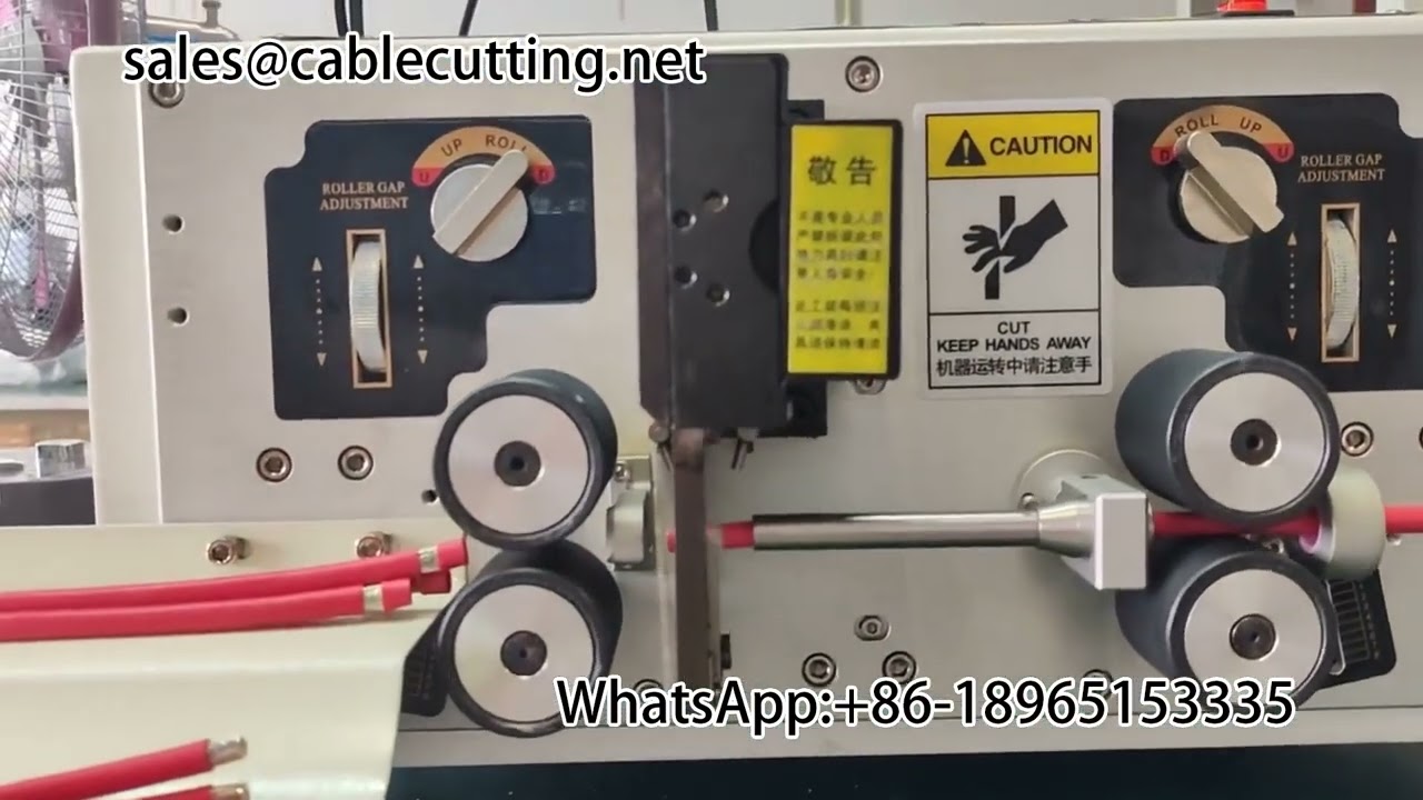 Machine à dénuder automatique informatisée pour faisceaux de câbles