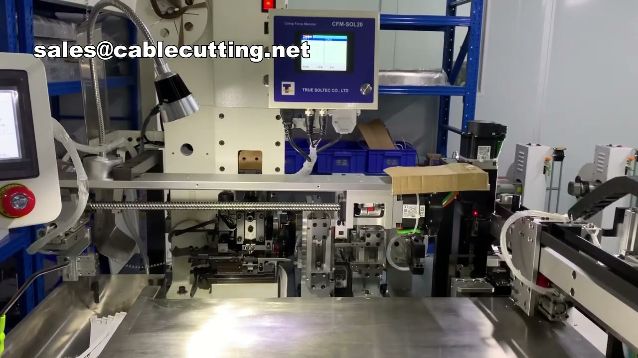 Insertion de câble plat dans le boîtier avec machine de sertissage double face – Automatisation performante