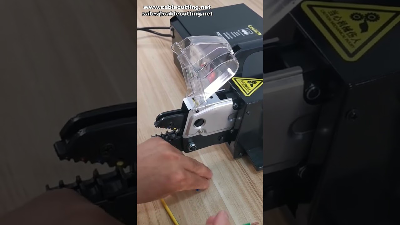 Machine de sertissage de terminaux électriques tout-en-un : coupe, dénude et sertit
