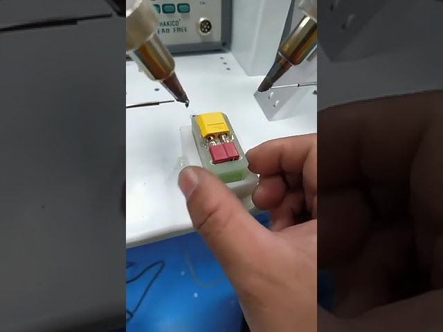 Machine à souder semi-automatique double tête - 10 ans d'expérience pour câbles USB