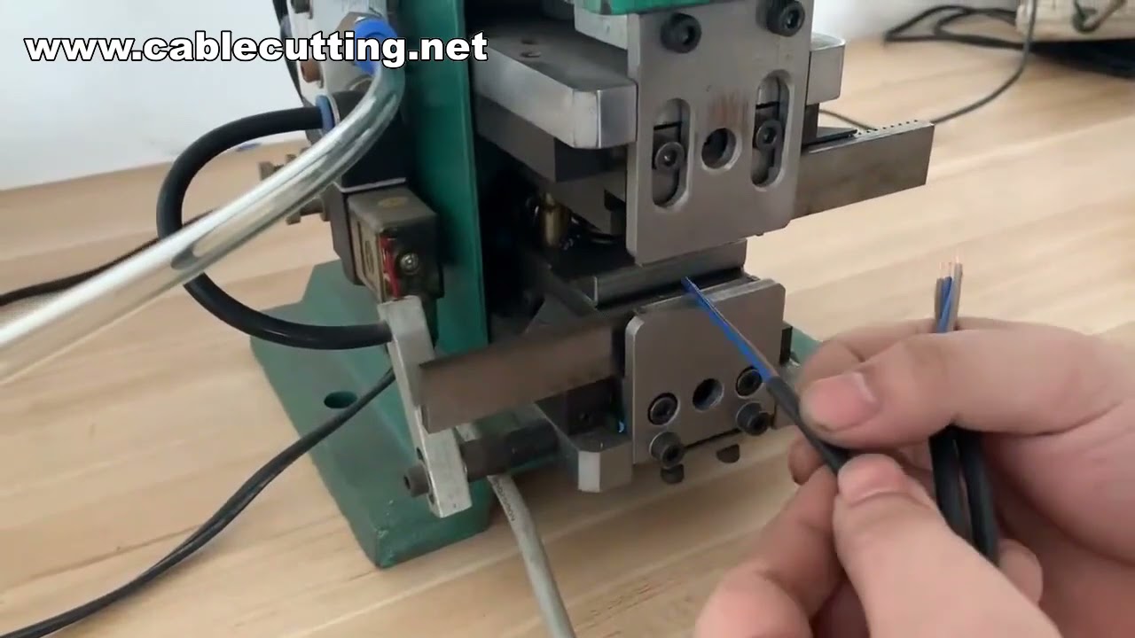 Machine pneumatique de dénudage et torsadage de câbles - Automatisation industrielle